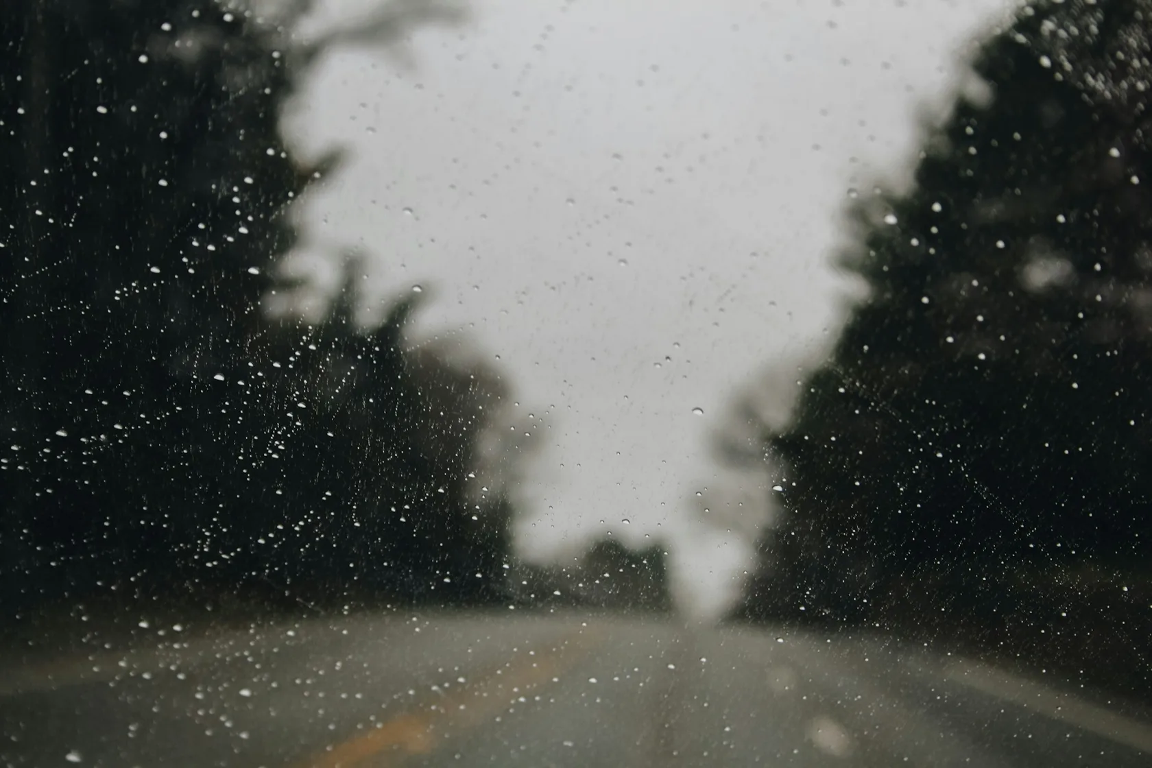 Gotas de lluvia sobre el cristal de un vehículo.